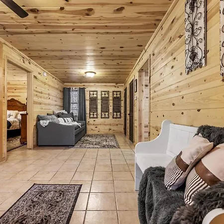Strawberry Wine Romantic Hot Tub Cabin Pigeon Forge Exterior photo