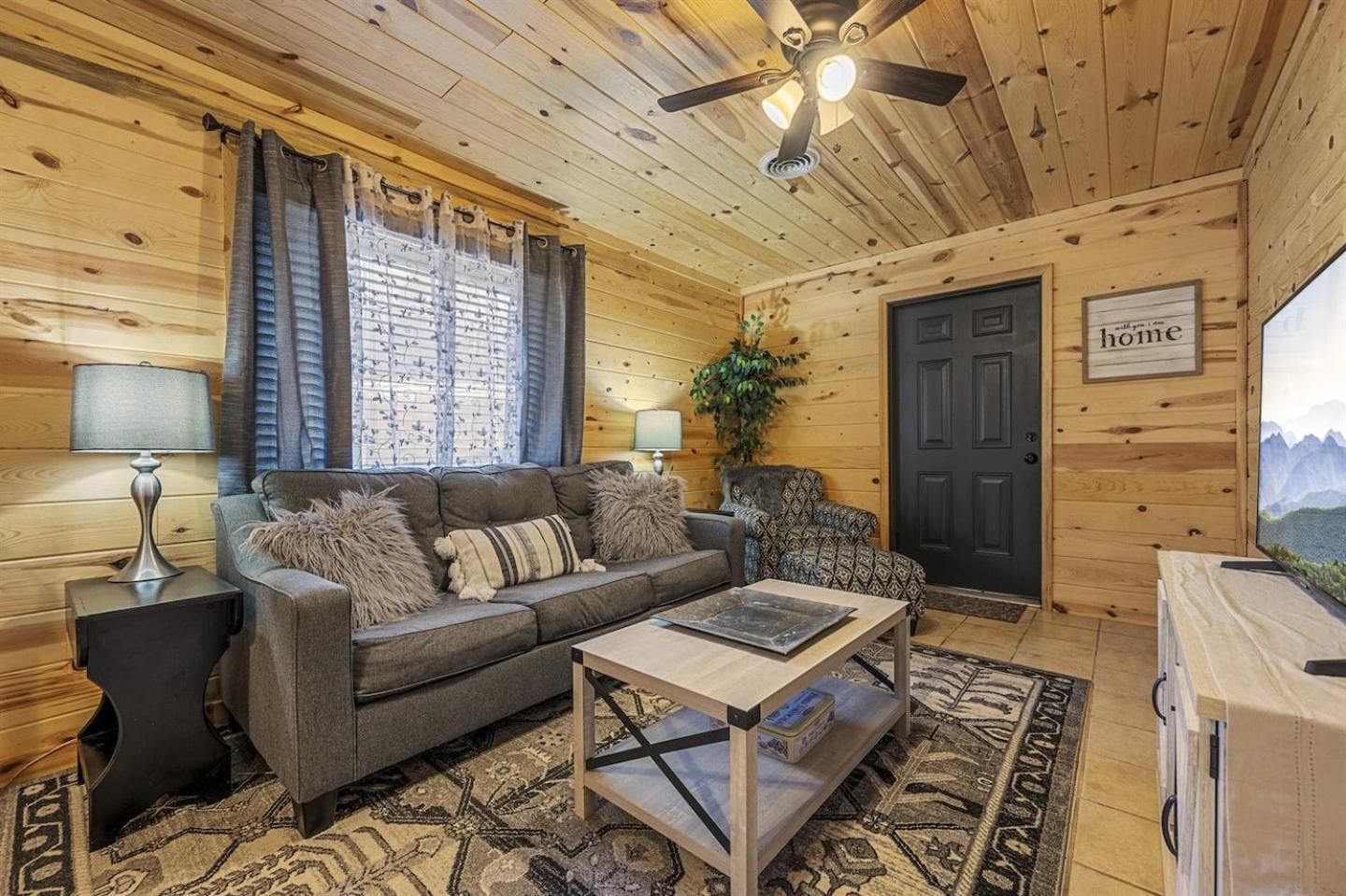 Strawberry Wine Romantic Hot Tub Holiday home Pigeon Forge