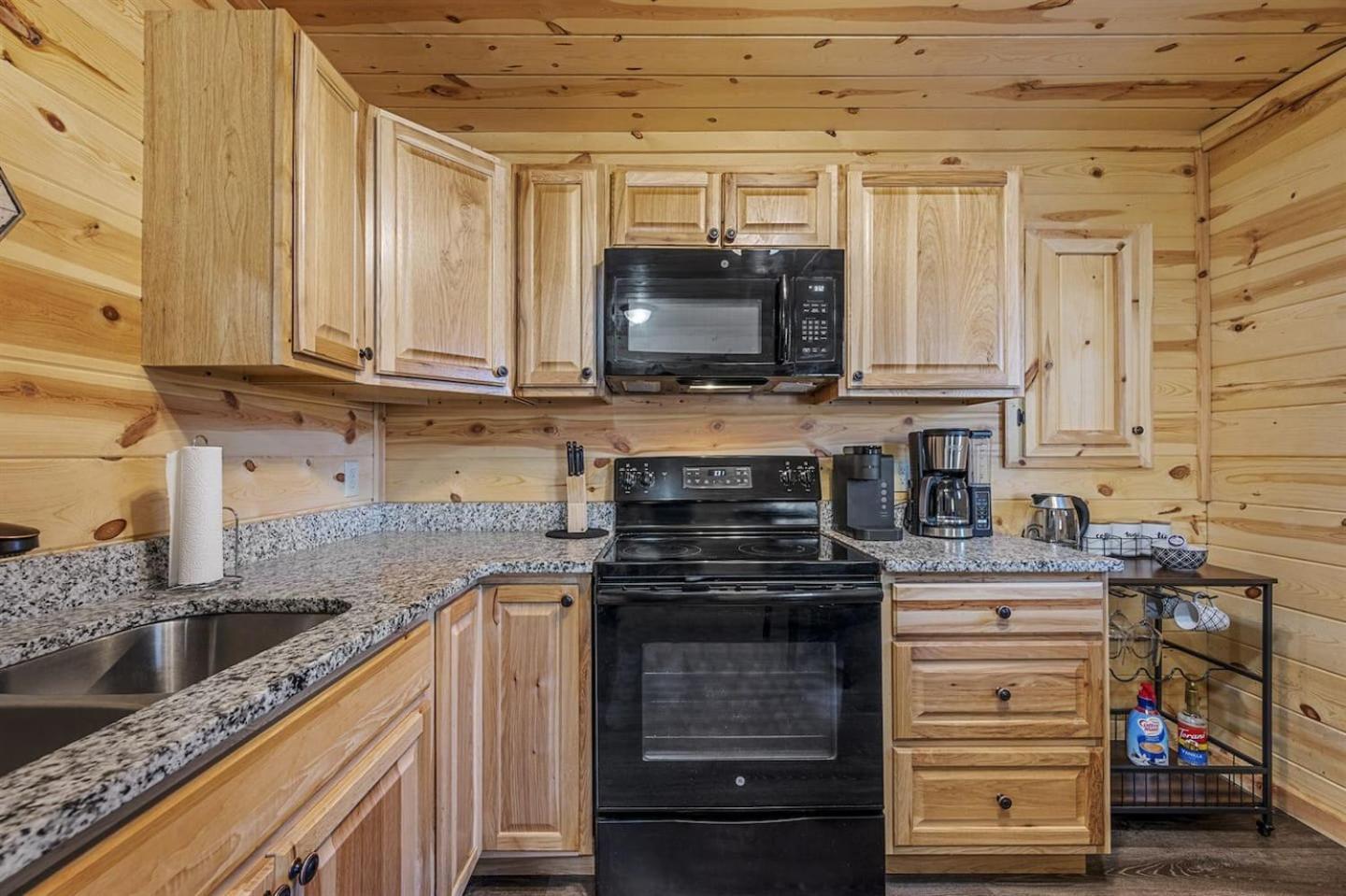 Strawberry Wine Romantic Hot Tub Holiday home *