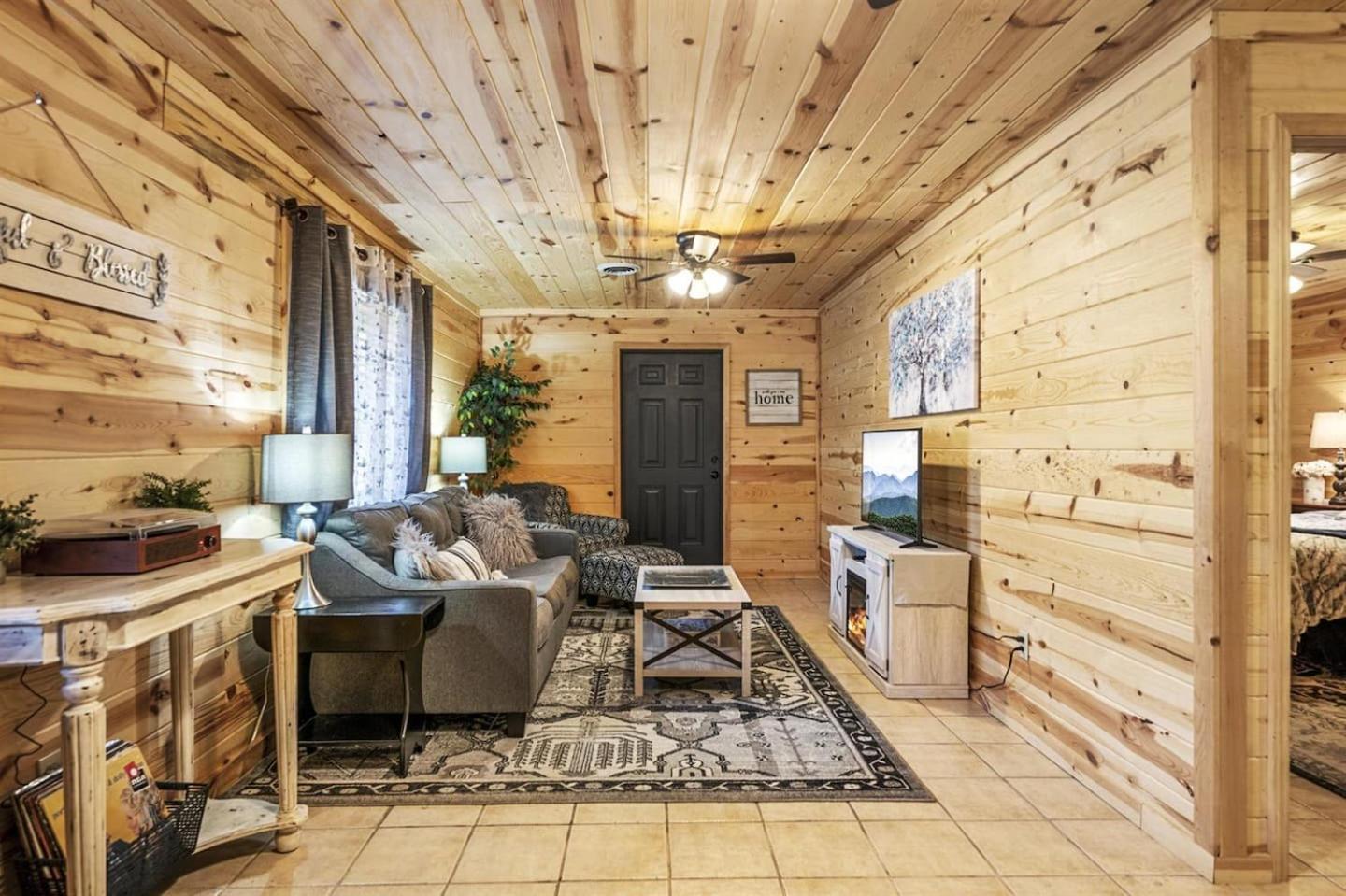 Strawberry Wine Romantic Hot Tub Holiday home Pigeon Forge